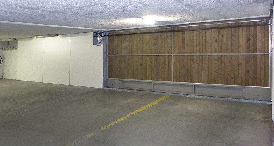 GfA-Schiebetor-ELEKTROMATEN ST im Einsatz an einem Einstellhallenschiebetor. Kraftübertragung mittels Schlaufketten System