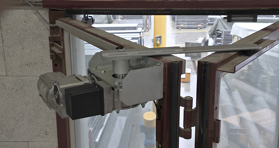 GfA-Falttor-ELEKTROMATEN FT im Einsatz an einem Falttor mittels selbst konstruierter Antriebskonsole und Hebelarm der ROWI-TECH AG
